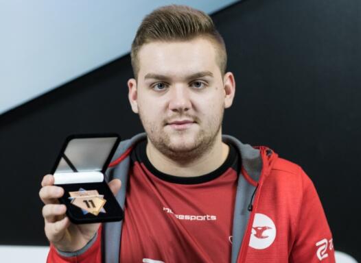 Way 神泰坦在整场比赛中表现出色 Smash 羽毛到处飞舞，赢得了第一场比赛 T1 2-1 KT Rolster